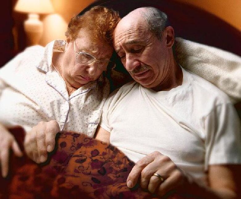 Coppia più anziana a letto