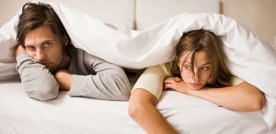 donna arrabbiata e uomo con scarsa potenza