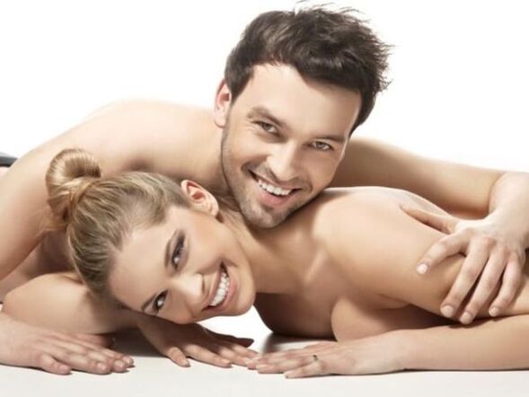 Donna felice con un uomo che non ha problemi di potenza