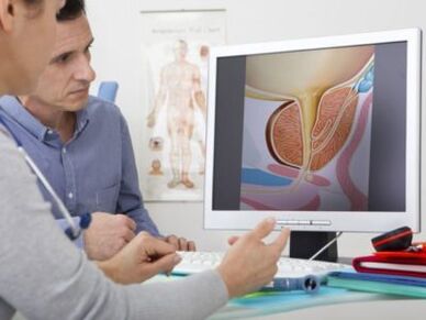 Un urologo consiglia un paziente sui problemi di potenza