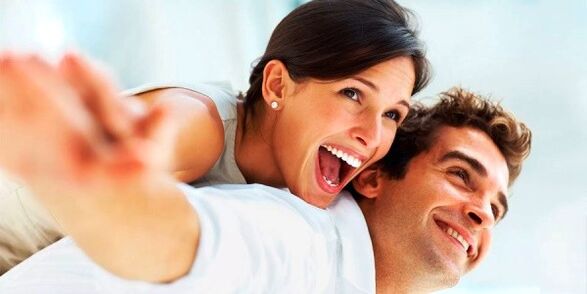 donna e uomo felici con maggiore potenza