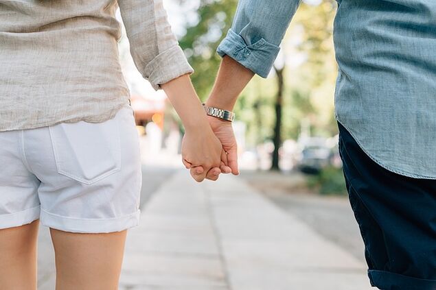 Un uomo senza problemi di potenza tiene la mano di una donna